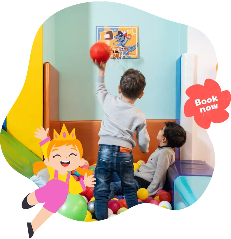 Kinder spielen Basketball im Ballbad beim Kindergeburtstag im Partyraum Wien 1150